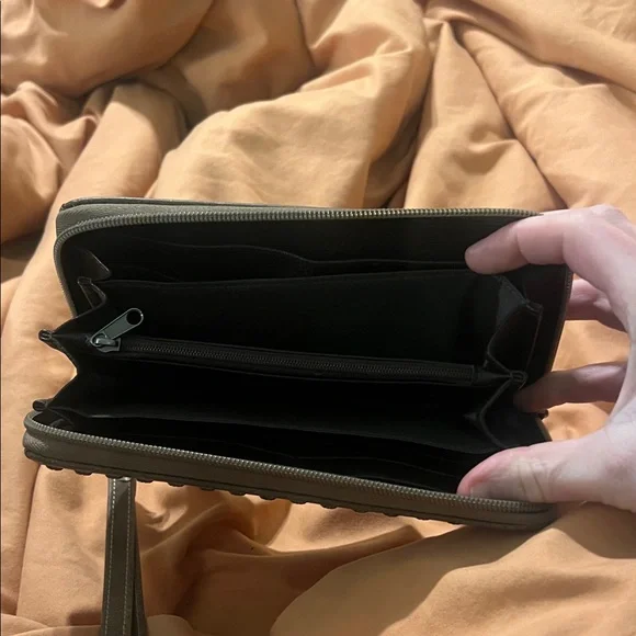 Ariat Women's Cactus Floral Wallet. LIKE NEW. - Picture 3 of 5